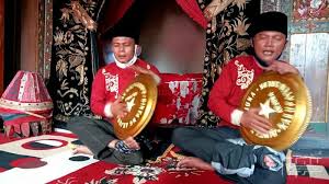 Gong adalah salah satu alat musik tradoisional yang berasal dari jawa barat. Mengulas 14 Alat Musik Tradisional Sumatera Barat Yang Eksotis