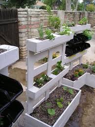 Funky junk interiors shows that even when dismantled, a wood pallet can serve as a stunning design element in the garden. Easy Pallet Ideas For Your Garden Or Balcony Recyclart Vertical Pallet Garden Pallet Garden Pallets Garden