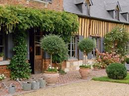 Deco Interieure Decouvrez Cette Maison Normande Et Son Jardin Anglais Maison Normande Jardin Maison Facade Maison
