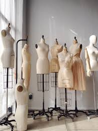 Mannequin femme sur trépied métallique démontable. Fashion Design Fashion Illustration Fashion Designers Emerging Designers Fashion Drawing Fashion Designer Studio Vintage Dress Form Dress Forms