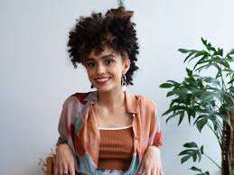 Volume e personalidade: Maria Lima virou referência de estilo para mulheres  cacheadas