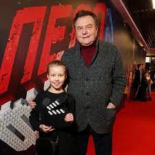 Долгие годы актриса молчала об отношениях с алексеем учителем, которому родила двух дочерей. 10 Letnyaya Doch Yulii Peresild I Alekseya Uchitelya Trogatelno Pozdravila Papu S Dnem Otca Vokrug Tv