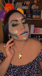 CATRINA EN TONOS VERDES 🟢☘️💚 los productos los encuentras en nuestra  tienda 💋 #catrina #catrinamakeup #catrinaverde #diademuertos #haloween  #tradicionesmexicanas #tutorialmakeup #tiendaonline ...