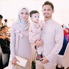 Terdahulu, hanis zalikha juga turut melancarkan jenama tudung sendiri yang diberi nama cakenis. Rotikaya Suka Tengok Keluarga Bahagia Hanis Zalikha Facebook