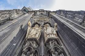 Mit über sechs millionen besuchern im jahr ist er die beliebteste sehenswürdigkeit 1530 wurde der bau aus geldmangel gestoppt und der unfertige dom prägte über 300 jahre lang das bild der stadt köln. Kolner Dom Gigant Aus Stein Stadtgeschichten Koln