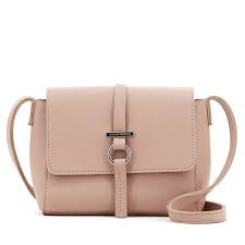 Detil zipper pada bagian depan tas ini dinilai sebagai kolom penting dalam tas tersebut. Gambar Tas Selempang Kecil Untuk Wanita Trend Tas Model 2019