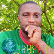 🛑 Samuel Eto'o avec Baba Danpullo, l'homme le plus riche du Cameroun, à  l'aéroport Camair-Co en toute simplicité, pour prendre un vol en classe  Éco. 🦁🇨🇲 Humilité et grandeur, main dans la