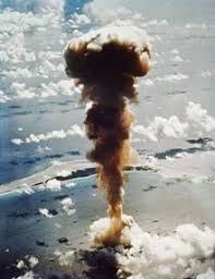 ضربه نوويه على هيروشيما وناجاساكى (انجليزى:atomic bombings of hiroshima and nagasaki) (يابانى:日本への原子爆弾投下), ده هجوم جوى نووى اللى هاجمها البحريه الامريكانيه عن طريق الجو, فضرب مدينه هيروشيما يوم 6 اغسطس 1945, وضربه بعدها ناجاساكى يوم 9. Ø§Ù„Ø¬Ø¯ÙˆÙ„ Ø§Ù„Ø²Ù…Ù†ÙŠ Ù„Ù…Ø´Ø±ÙˆØ¹ Ù…Ø§Ù†Ù‡Ø§ØªÙ† ÙˆÙŠÙƒÙŠØ¨ÙŠØ¯ÙŠØ§