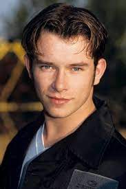 Men 039 S Hairstyle Parted In The Middle Medium 90s Men Hairstyles 90s Hairstyles Men 90s Men Hair