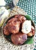 Selain bahan dasar daging, rendang menggunakan santan kelapa (karambia), dan campuran dari berbagai bumbu khas yang dihaluskan di antaranya cabai (lado), serai, lengkuas, kunyit, jahe, bawang putih, bawang merah dan aneka bumbu lainnya yang biasanya disebut sebagai pemasak. 93 Resep Cekodok Pisang Tanpa Terigu Enak Dan Sederhana Ala Rumahan Cookpad