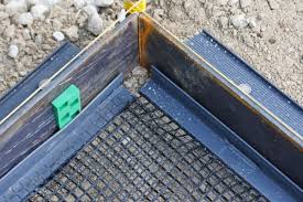 Das Stahlband Wird Mit Keilen Zusatzlich Fixiert Gartenbau Rohbau Gemuseanbau