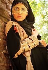 The Traditional Dress Of Qatar Arabian Women Traditional Dresses Arab Women