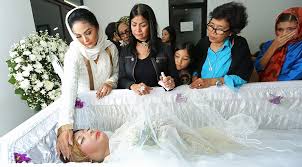 Adat resam majlis perkahwinan masyarakat cina merangkumi empat peringkat iaitu merisik, meminang, upacara pertunangan dan hari perkahwinan itu sendiri. Dua Ritual Agama Pemakaman Yana Zein News Entertainment Fimela Com