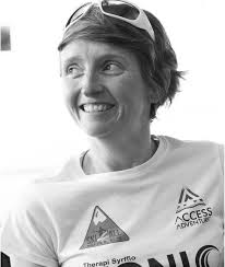 Her nesaf Tina Evans sy'n byw gyda chyflwr Friedrich's Ataxia