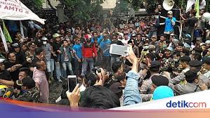 Razia itu dilakukan di malam tahun baru imlek 2572, kamis (11/2/2021). Warga Tegalgubug Cirebon Desak Satpol Pp Tertibkan Spanduk Pgtc