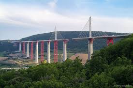 A ce jour, plus de 60 millions de véhicules ont emprunté les 2640 m de ce qui constitue le plus haut pont autoroutier du monde, s'appuyant au sud. Bureau Greisch Viaduc De Millau