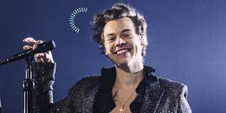 Lo stile alla old hollywood reinterpretato . Harry Styles Il Nuovo Taglio Di Capelli Corti Sul Set
