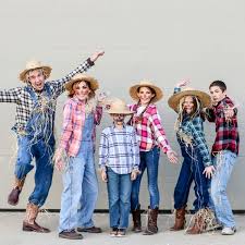 Wenn Sie Diese Kostume Fur Draussen Selber Machen Wird Ihnen Garantiert Nicht Kalt In 2020 Mit Bildern Diy Vogelscheuche Kostum Halloween Kinderkostume Vogelscheuche