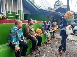 Gagasan penjelas adalah kalimat yang dikembangkan untuk menjelaskan gagasan utama. Gileee Curhat Pedagang Asongan Pun Didengarkan Senator Dpd Ini Tribun Sumbar