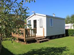 Guests can enjoy heated swimming pool and prepare their own meals in a kitchen. Camping Le Marqueval Hautot Sur Mer 4 Sterne Normandie Urlaub Frankreich