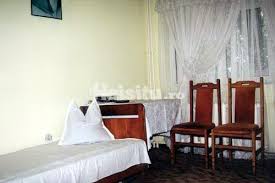 Hotel flora 2* este situat în staţiunea lacu sărat, la circa 5 km distanţă de municipiul brăila, pe malul lacului cu acelaşi nume, lac renumit pentru nămolul sapropelic folosit în tratamentul a numeroase afecţiuni.staţiunea este înconjurată de un parc de 40 ha (30 ha de pădure şi 10 ha zonă verde), care conferă un cadru deosebit pentru odihnă şi relaxare. Hotel Flora Lacu Sarat