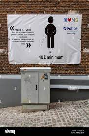 Zeichen der Polizei, dass wild pinkeln in der Altstadt, 40 Euro Geldstrafe  verboten ist Stockfotografie - Alamy