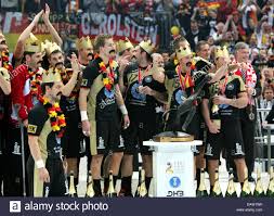 Doch wie nennen sich die spieler eigentlich gegenseitig? Die Deutsche Handball Nationalmannschaft Jubelt Nach Dem Sieg Uber Polen In Die Handball Wm 2007 Finale In Der Kolnarena In Koln Deutschland Sonntag 4 Februar 2007 Hinter Den Siegerpokal Deutschland Schlug Polen 29 24