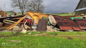 Trąba powietrzna (tornado, tajfun, twister). Prawdopodobna Traba Powietrzna W Gminie Tereszpol W Wojewodztwie Lubelskim Porywy Wiatru W Polsce Przekraczaja 90 100 Km H Dobrapogoda24 Pl