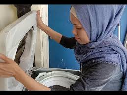 Mesin basuh perlu dicuci kerana setiap kali kita menggunakannya untuk mencuci pakaian, akaa ada kotoran dan keladak yang tersimpan di dalam mesin basuh. Cara Cuci Mesin Basuh Servis Mesin Basuh Youtube