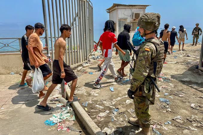 Encauza retorno masivo de migrantes a Marruecos la situación en Ceuta tras  57 muertes - El Comentario