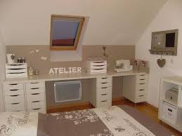 un bureau face a la fenetre sous le toit credit photo pinterest atelieraurelie centerblog net idee rangement coin atelier atelier couture amenagement