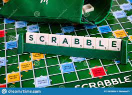 Scrabble-Brettspiel Wort-Scrabble Von Den Buchstabefliesen Im  Fliesengestell Auf Spielbrett Mit Zugschnurbuchstabetasche Redaktionelles  Foto - Bild Von Text, Spiel: 139629566
