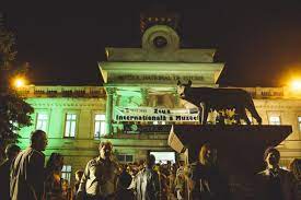 Noaptea muzeelor este denumirea dată evenimentului anual cultural patronat de consiliul europei, de unesco și de consiliul internațional al muzeelor (icom), prin care numeroase muzee, în parteneriat cu diverse alte instituții de cultură, își deschid liber porțile, simultan, până târziu în noapte. Noaptea Muzeelor 2019 Ce ActivitÄƒÈ›i È™i Evenimente Vor Avea Loc La ChiÈ™inÄƒu Ziarul De GardÄƒ