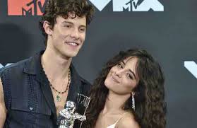 Camila cabello brought her new solo single crying in the club to the billboard music awards on sunday night. Weihnachtslied Von Camila Cabello Und Shawn Mendes