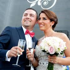 Fiindcă în mod paradoxal, 'oaia neagră' a familiei poate fi cel mai puternic membru al unui neam, cel care poate onora această succesiune, cel care a înfăptuit. Oaia Neagra A Familiei Becali S A Insurat Si S A Facut Cuminte