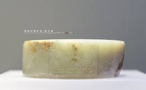 新石器兽面纹镯形琮江苏苏州张陵山遗址出土南京博物院藏40th 35th century b c bracelet shaped jade cong unearthed from zhangling mountain site suzhou jiang jade stone chinese jade