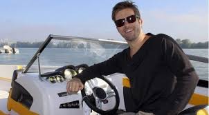 Hétéves kora körül szülei elváltak, így egészségügyben dolgozó édesanyja egyedül nevelte fel testvérével. 12 Millios Motorcsonakkal Szaguld Sebestyen Balazs Borsonline