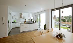 Offene Kuche Modern Weiss Mit Kucheninsel Und Esstisch Holz Inneneinrichtung Baumeister Haus Leitner Hausbaudir Moderne Kuche Kuche Mit Insel Holz Interieur
