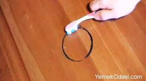 Gıdalardan, bakım ve güzellik malzemelerinden ve tamir sırasında kıyafetlerimize bulaşan, mobilyalarımızda iz bırakan yağ lekesi nasıl çıkar, yağ lekesini çıkartmak imkansız mıdır? Mobilya Lekeleri Nasil Temizlenir Yemek Odasi