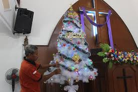 Banyak keluarga menempatkan hadiah di sekitar pohon natal indoor untuk dibuka pada malam natal (tanggal 24 desember) atau hari natal (tanggal 25 desember). Infopublik Hias Pohon Natal
