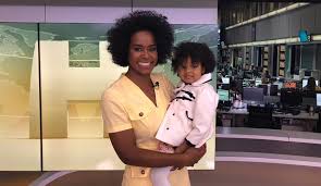 O que se espalhou nas redes sociais é que maju coutinho não seria a primeira mulher negra a apresentar o jornal nacional, visto que outras jornalistas negras como glória maria e zileide silva já. Encontro Maju Coutinho Conhece A Pequena Maria Alice