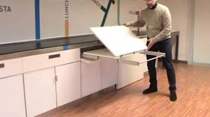 La foto marca maqueta de cocina con mesa y utensilios de cocina. puede ser utilizada para propósitos personales y comerciales, de acuerdo con las condiciones de la licencia sin royalties. Bastidor Para Mesa Cocina Lunch Youtube