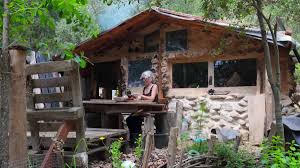 La mujer de 71 años que vive sola en las montañas de Girona para no pagar el alquiler: “Ya llevo tres desahucios y mi pensión de 800 euros va toda para la comida ”