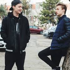 O echipa e alcatuita din @vlad munteanu @mario fresh jo iar cealalta din @cristi munteanu @lino golden @theo rose. Vlad Munteanu Vladmunteanu2 Likes Askfm