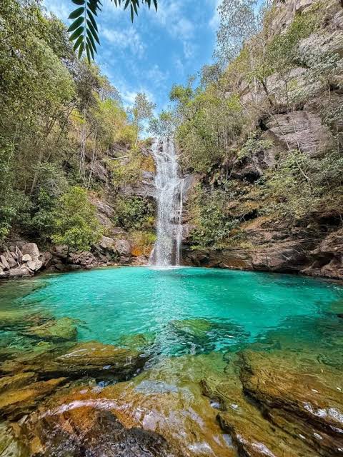 O inacreditável azul da Cachoeira Santa Bárbara, gerada com IA