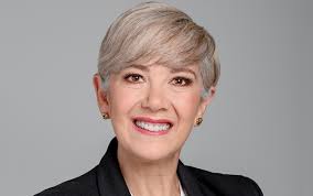 María Badillo de Telemundo: Siempre es un reto lograr un universo de  actores que se integre bien a la producción