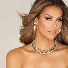 Whitney Dillon's Instagram, Twitter & Facebook