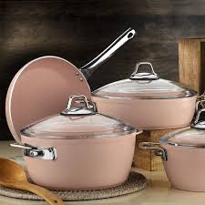 7 parçadan oluşan granit tencere seti bir mutfağın tüm ihtiyaçları düşünülerek hazırlanmıştır. Kutahya Porselen Silvia 7 Parca Tencere Seti Granit Pembe