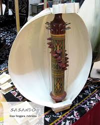 Sasando Adalah Alat Musik Petik Dari Daun Lontar Yang Kira Kira Sudah Dikenal Masyarakat Rote Sejak Abad Ke 7 Emco Emcolux Emcopaint Alat Musik Indonesia