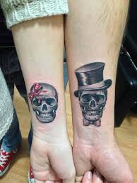 80 Idees De Tatouages Pour Couple 31 80 Idees De Tatouages Pour Couple Tatouage Tatouage Couple Tatouage De Cranes De Sucre
